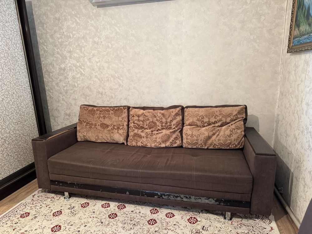 диван коричневый