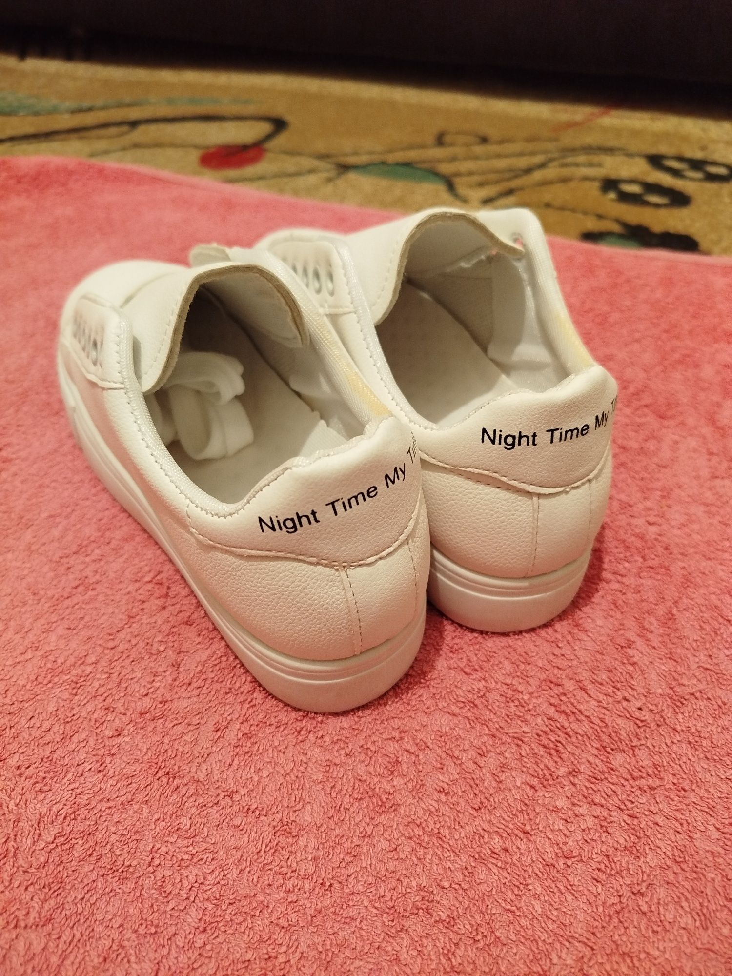 Продам Белые кеды со шнурками.