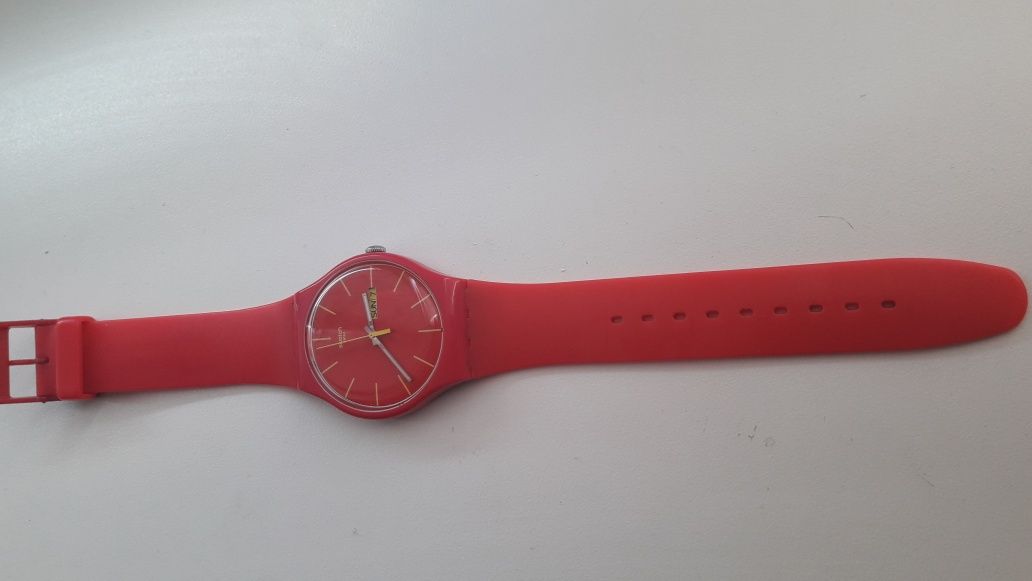 Часы Swatch, в отличном состоянии ,цвет темно-розовый