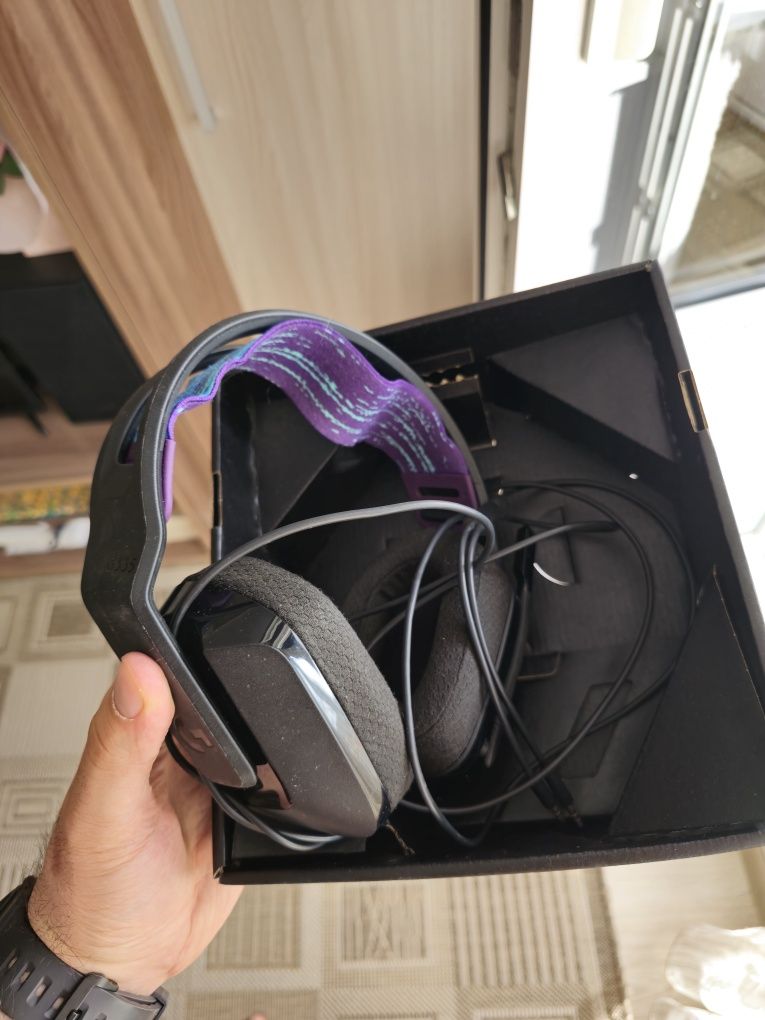 Продам наушники Logitech g335