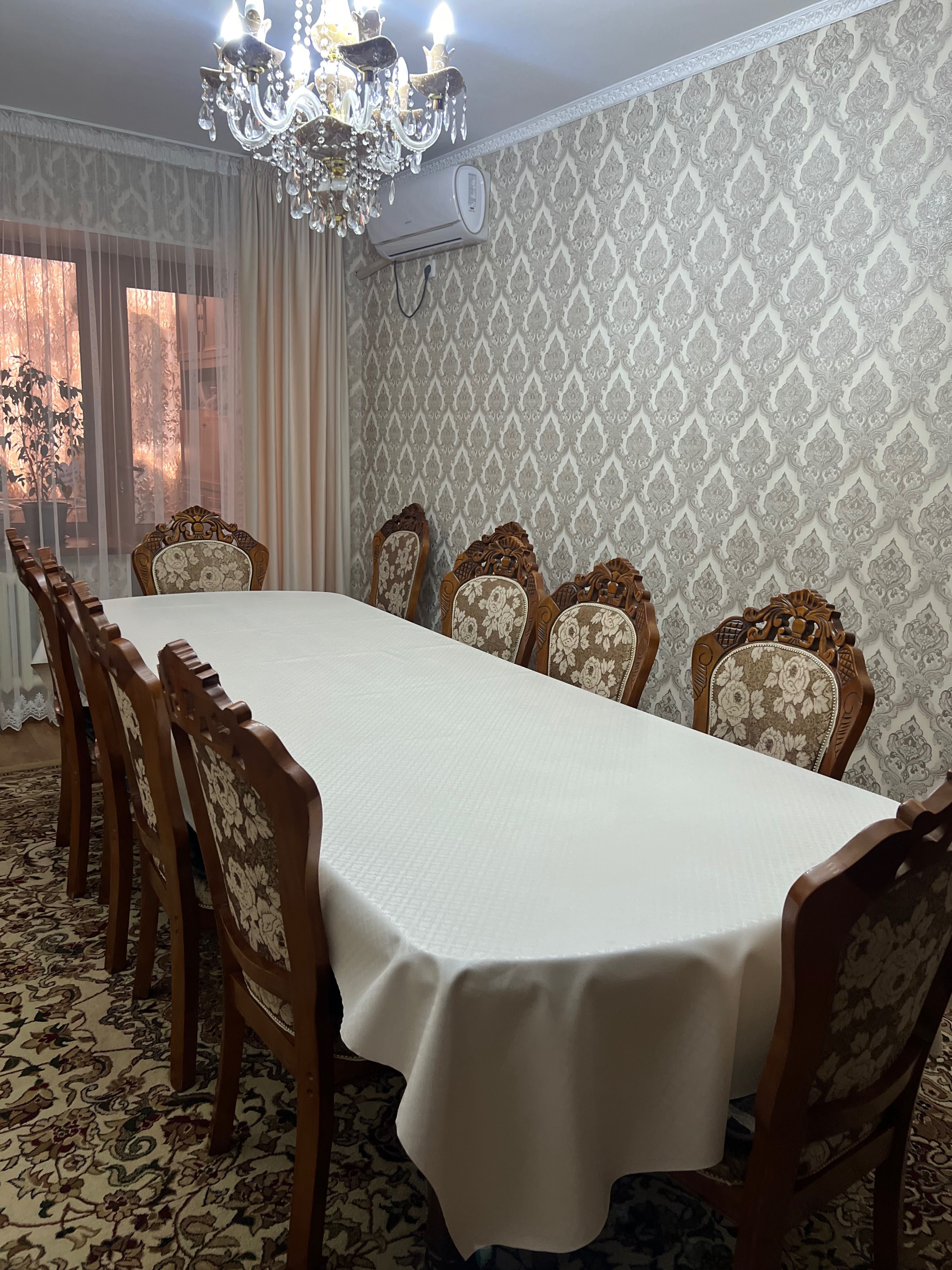 Продается стол и стулья в комплекте