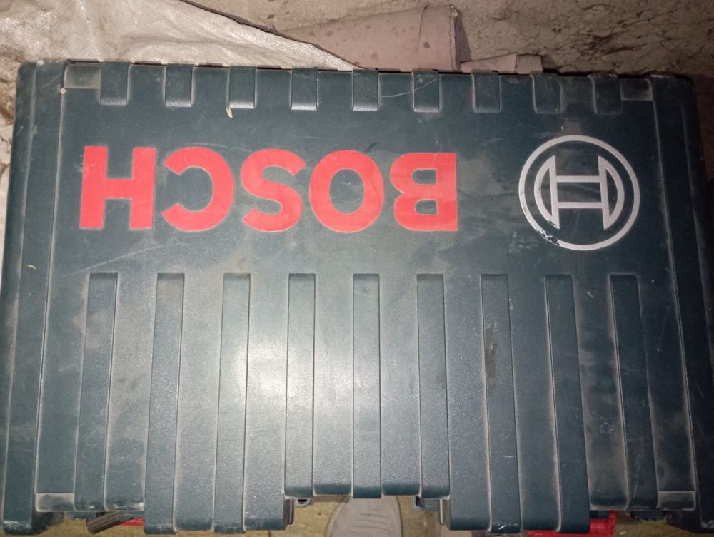 Перфоратор  BOSCH в отличном состоянии  продам с насадками в комплекте