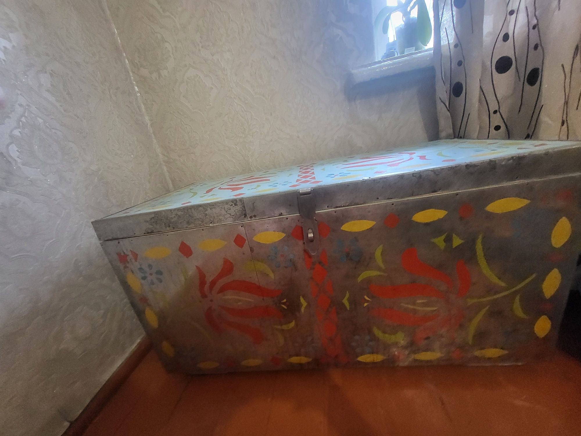 Прочный металлический сундук (фанера + железо), 98×47×55 см

Продаю кр