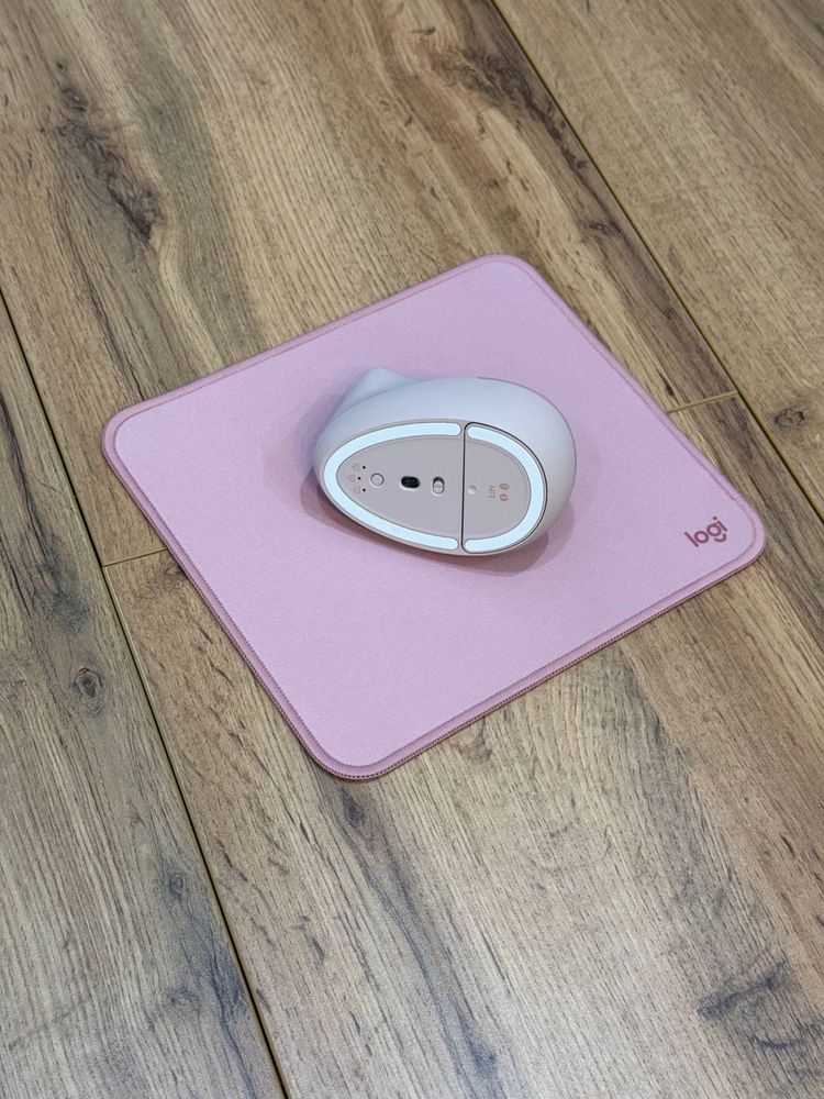 Продам эргономичную вертикальную мышь Logitech Lift с ковриком