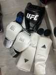 Продам шлем ufc,боксерские перчатки,футы,бинты,скакалку.