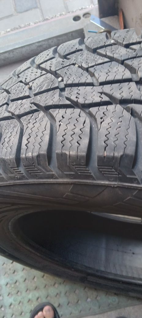Продам шины зимние 235/60/18