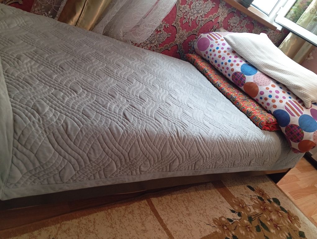 Кровать спальни.