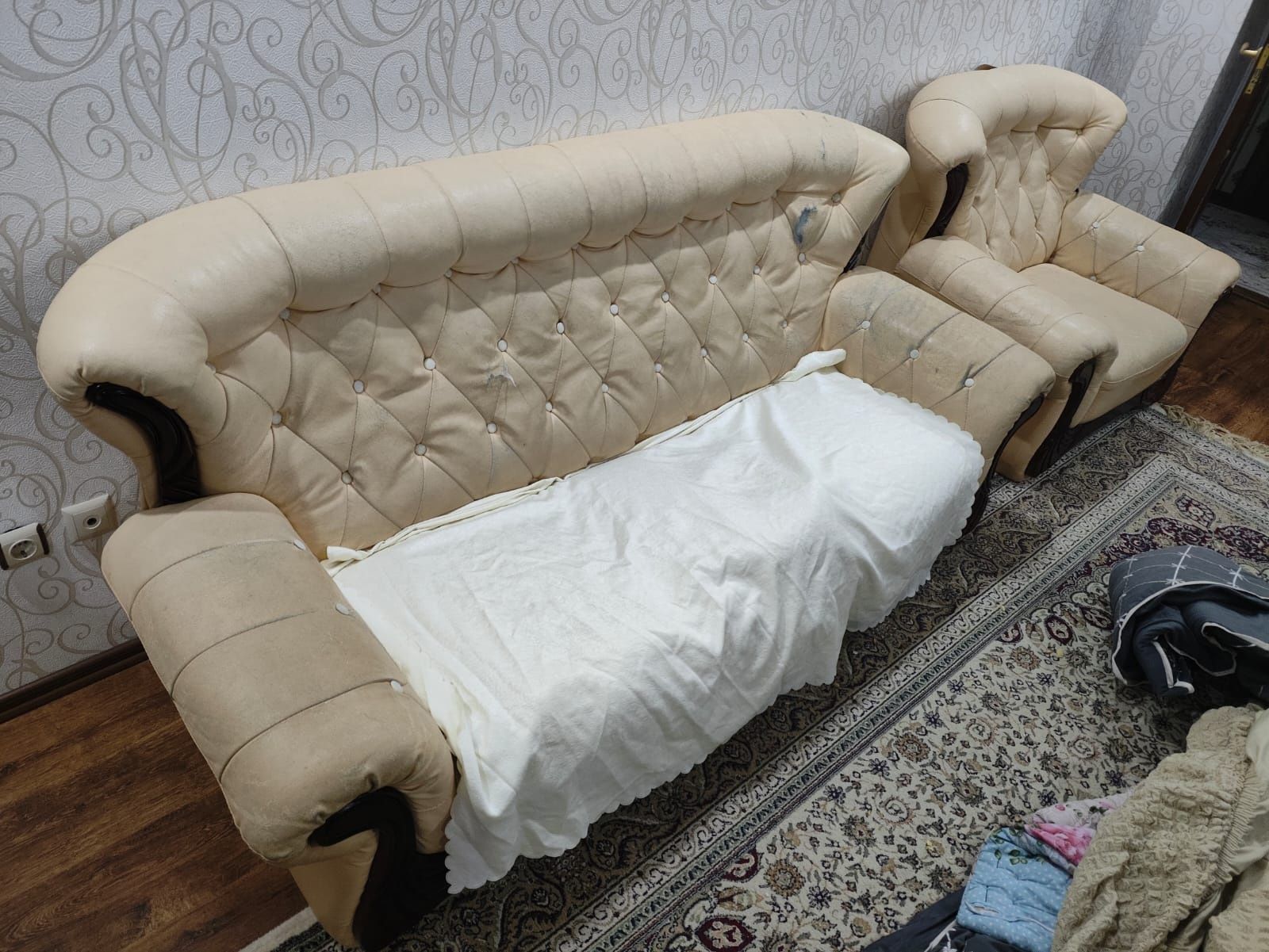 Продаётся комплект диванов 3+2+1.  Требует перетяжки