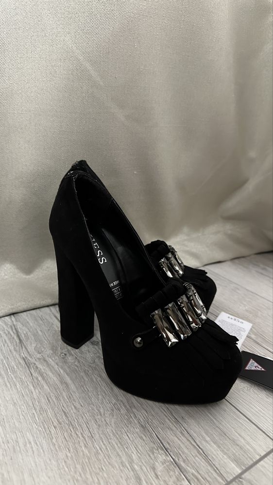 Туфли бренда Guess