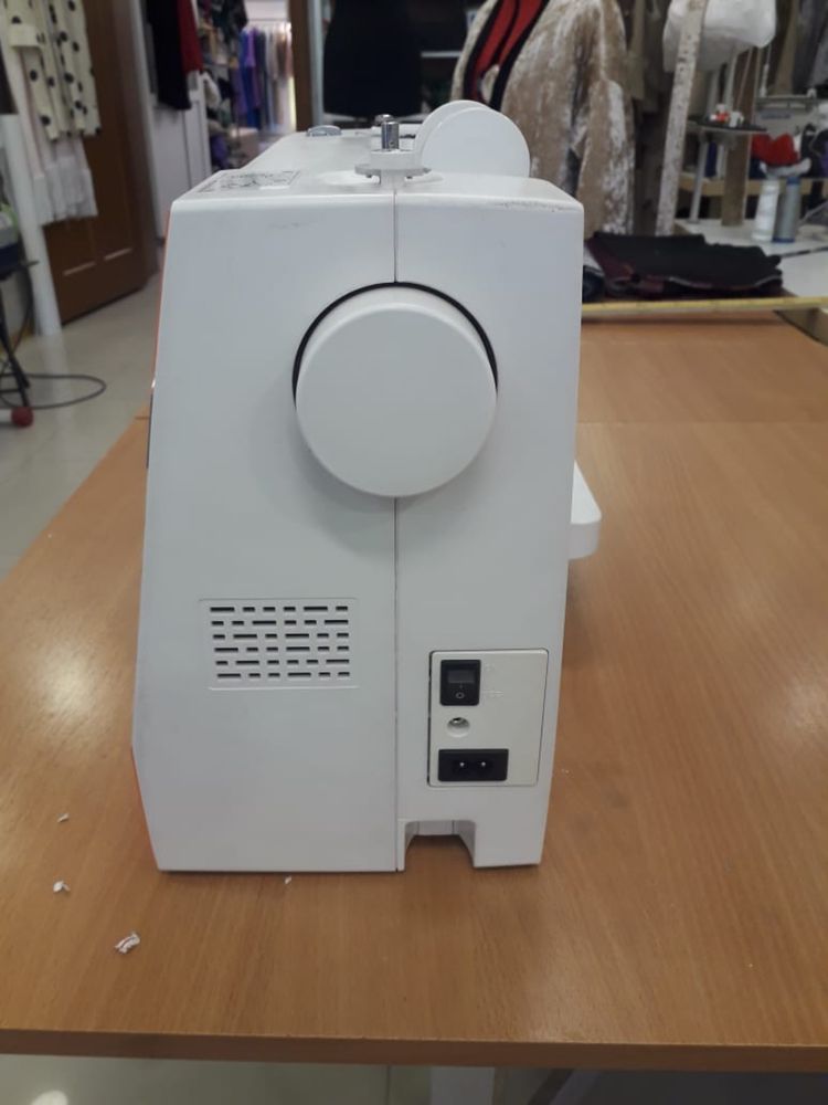 Петельная машинка Janome