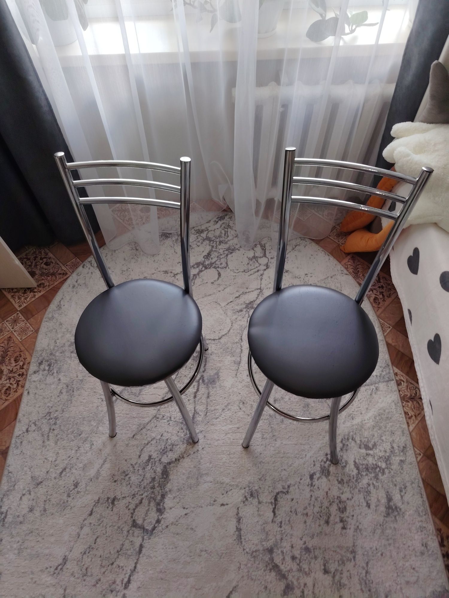 Продам 2 стула со спинкой