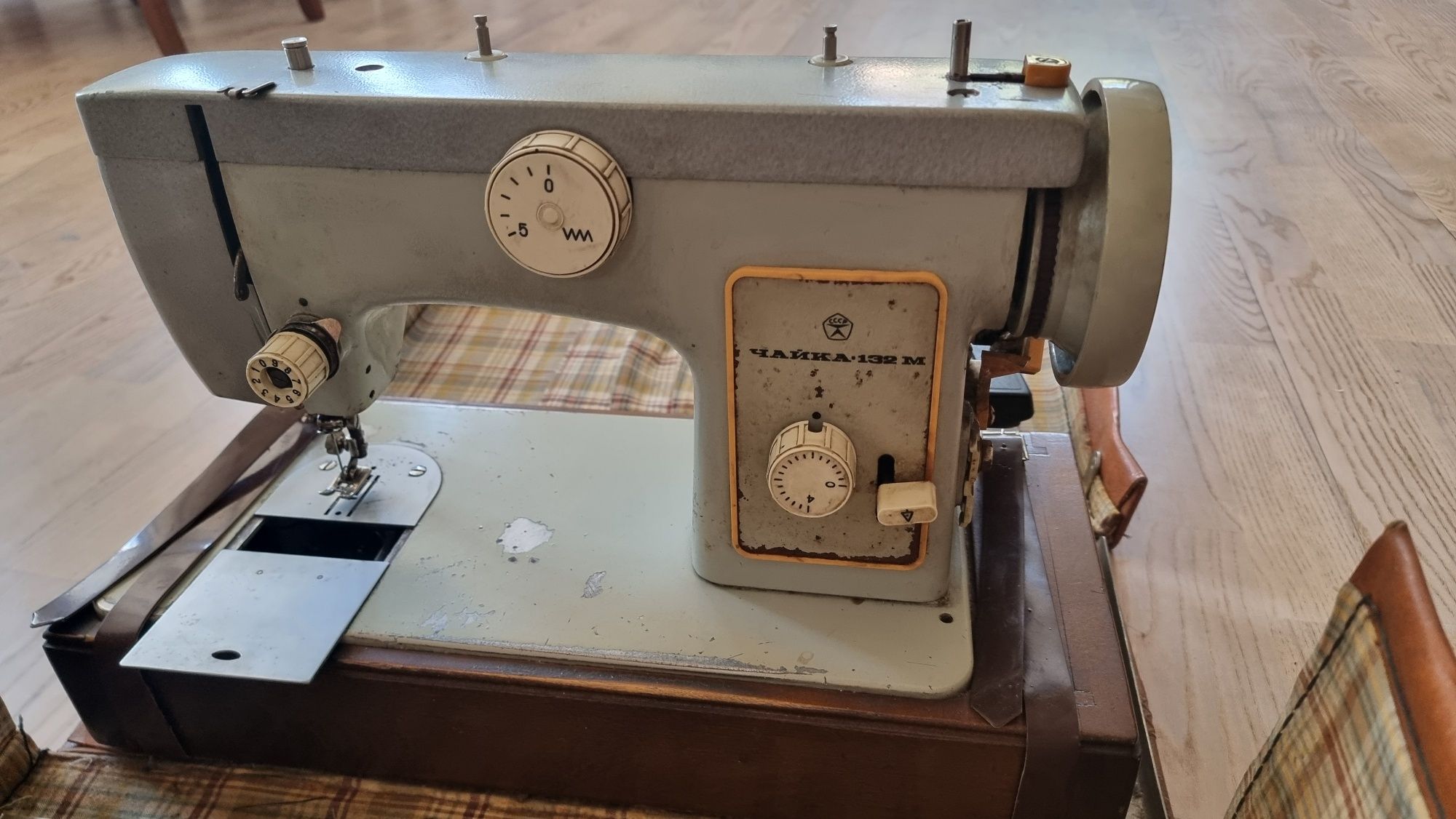 Продам швейную машинку Чайка 132-М