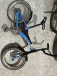Велосипед BMX синего цвета