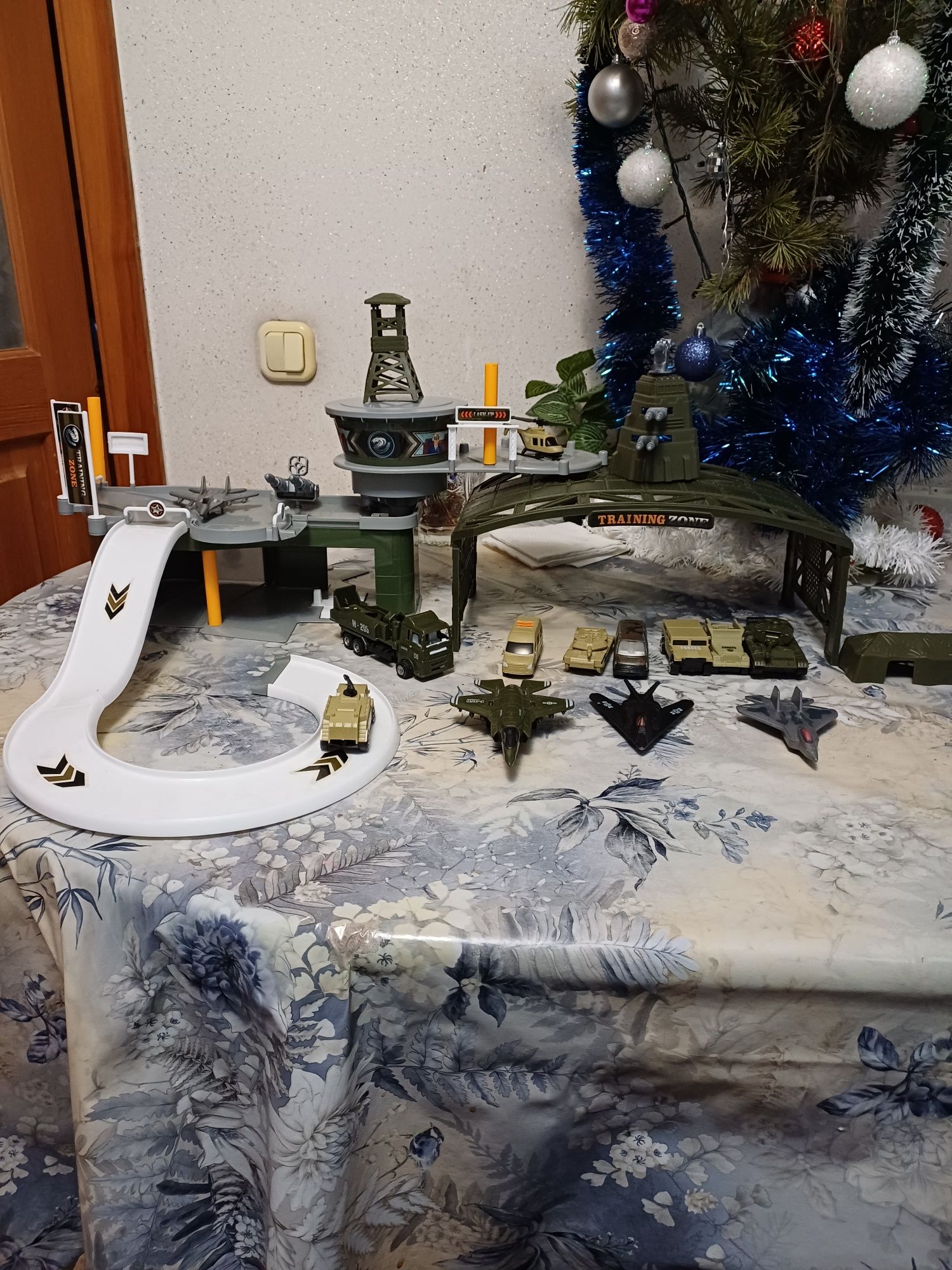 Продам  парковка военной базой