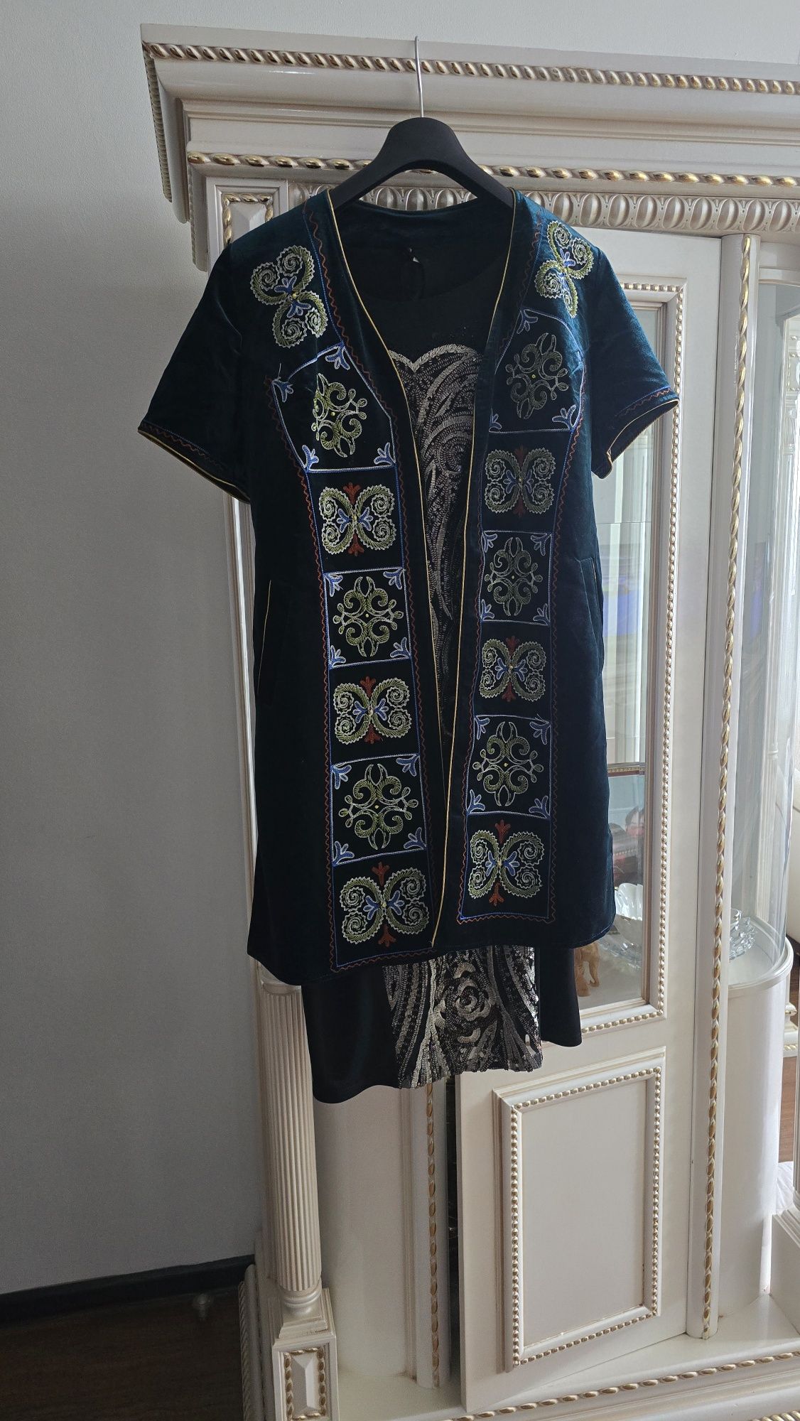 Чёрное платье с жилеткой