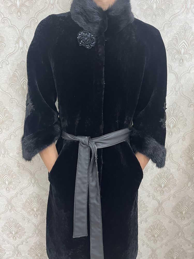 Продам черную мутоновую шубу