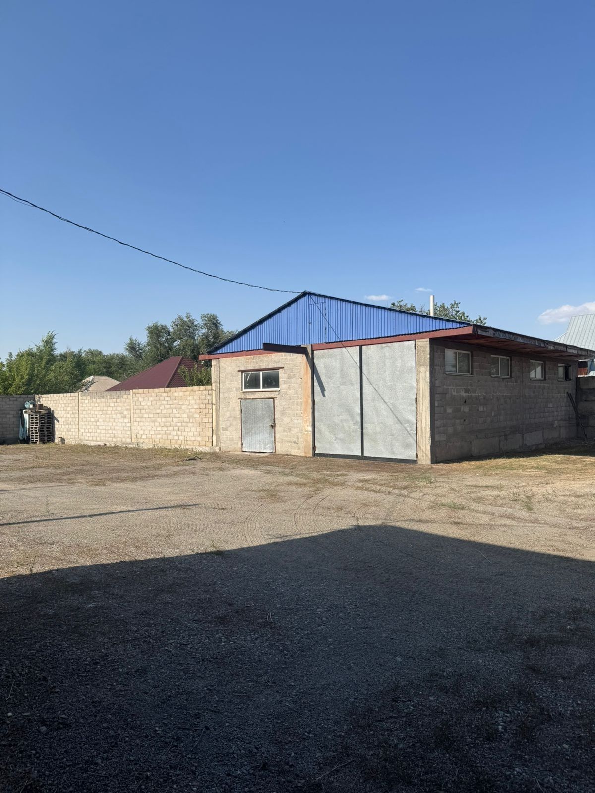 Продам дом под бизнес очень удобно  находиться в Заре центральная улиц