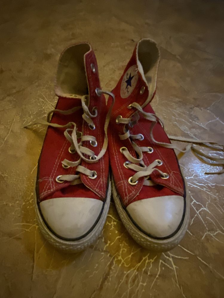 Converse красного цвета.