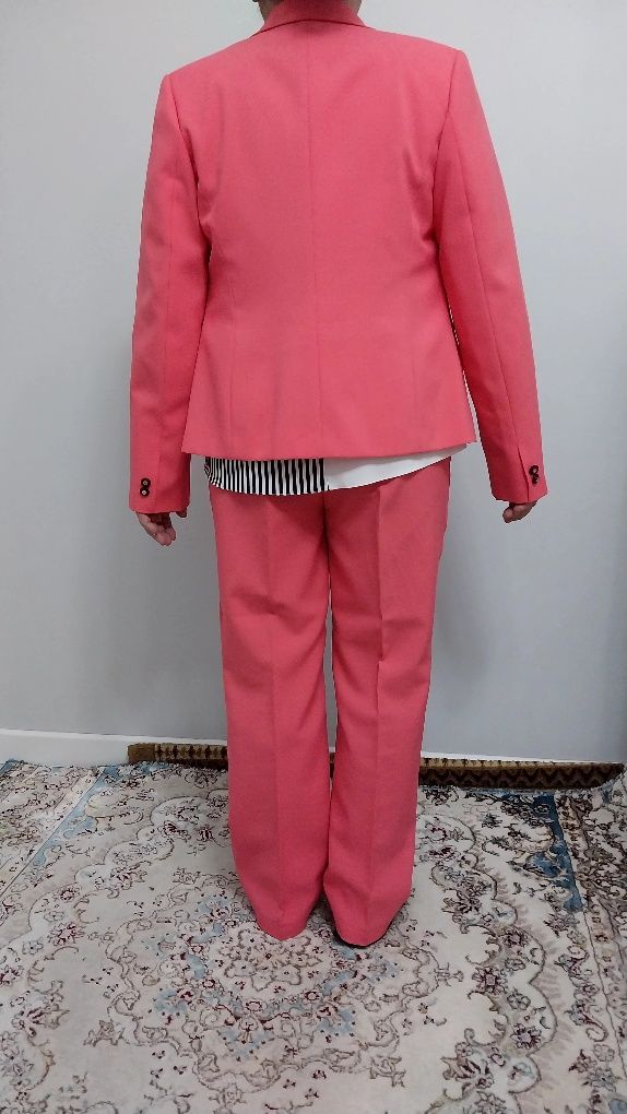 Продам женский костюм с брюками
