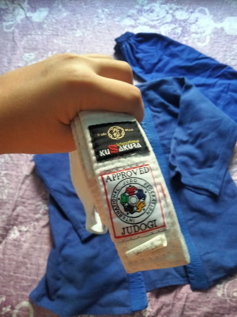 Продам кимоно Мизуно срочноо!