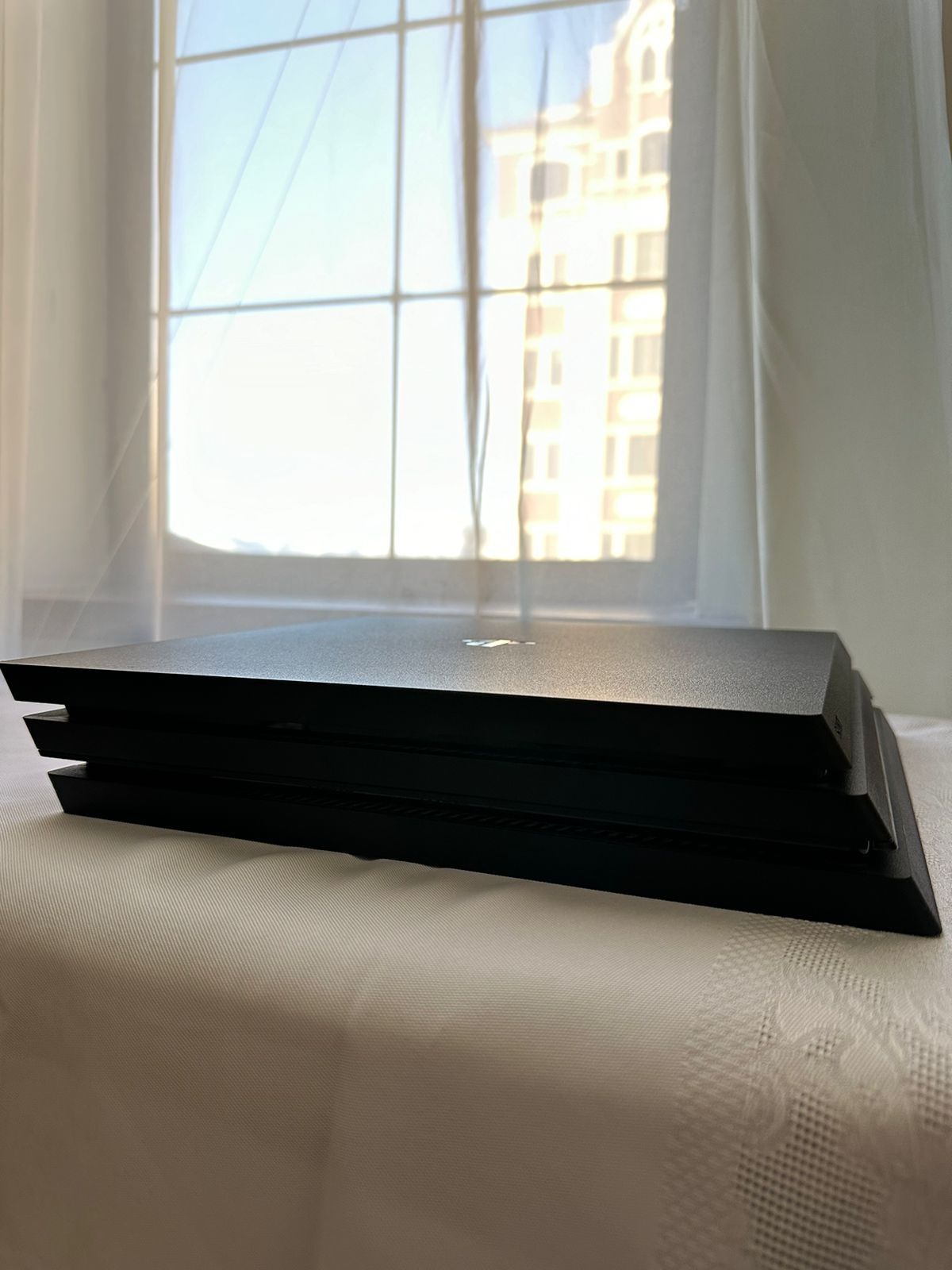 PlayStation 4Pro с шестью джойстиками и четырьмя играми