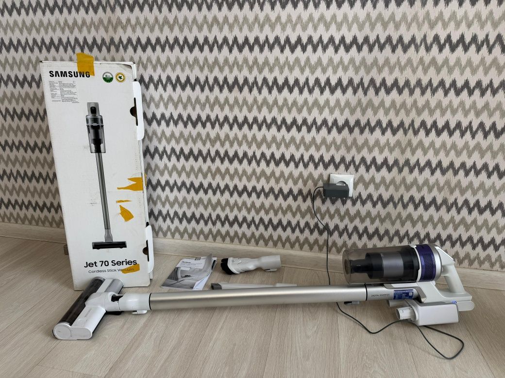 Продам пылесос SAMSUNG JET 70 Series