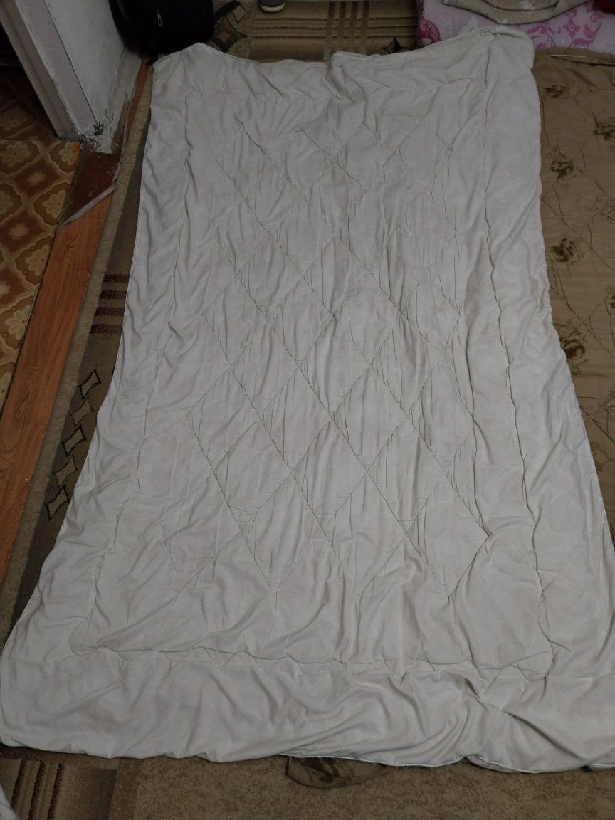 Продам одеяло в хорошем качестве.