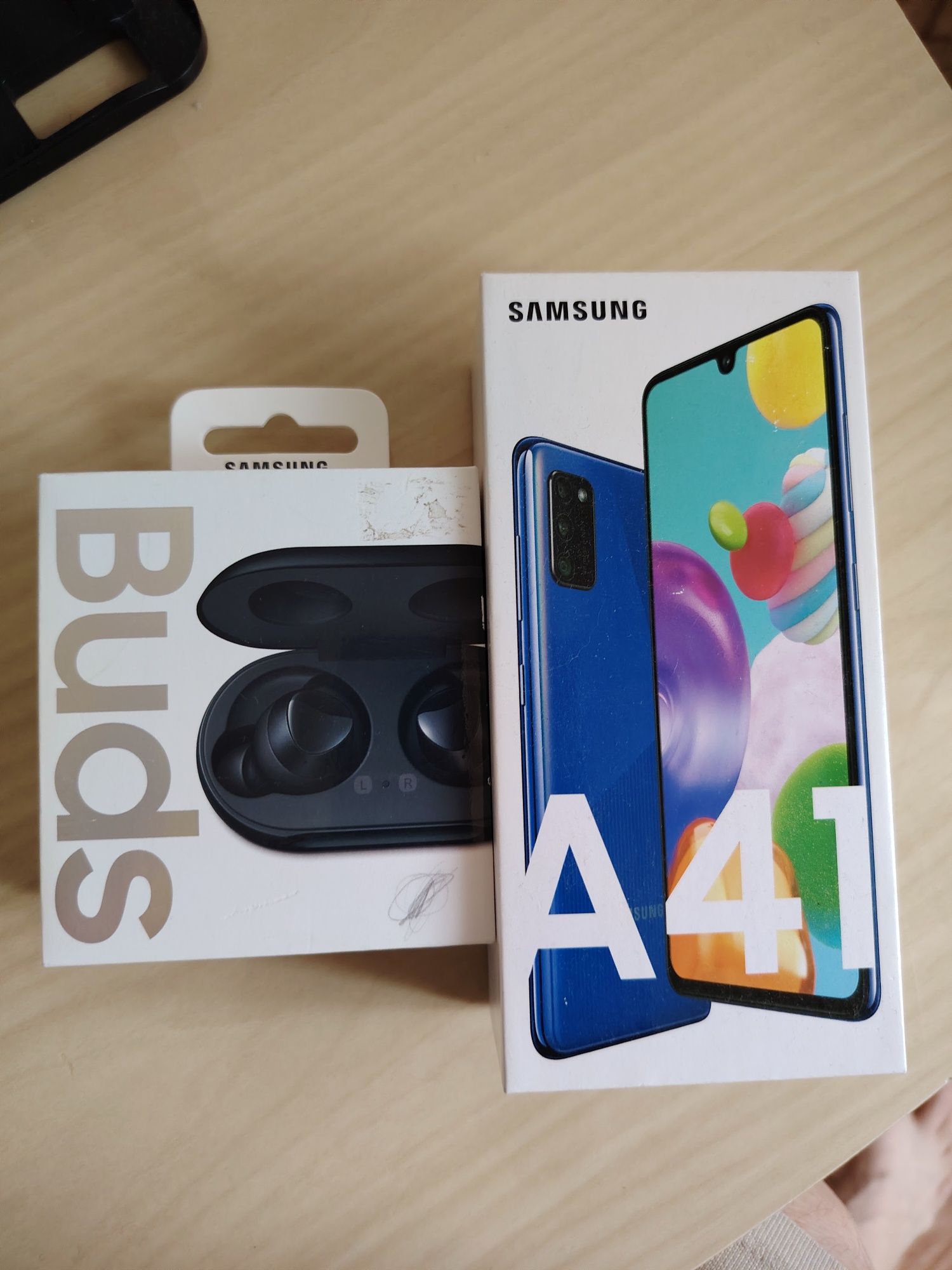 Смартфон Samsung a41, и наушники