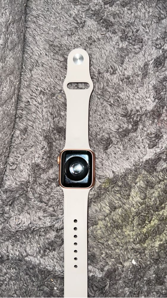 Продам Apple Watch SE