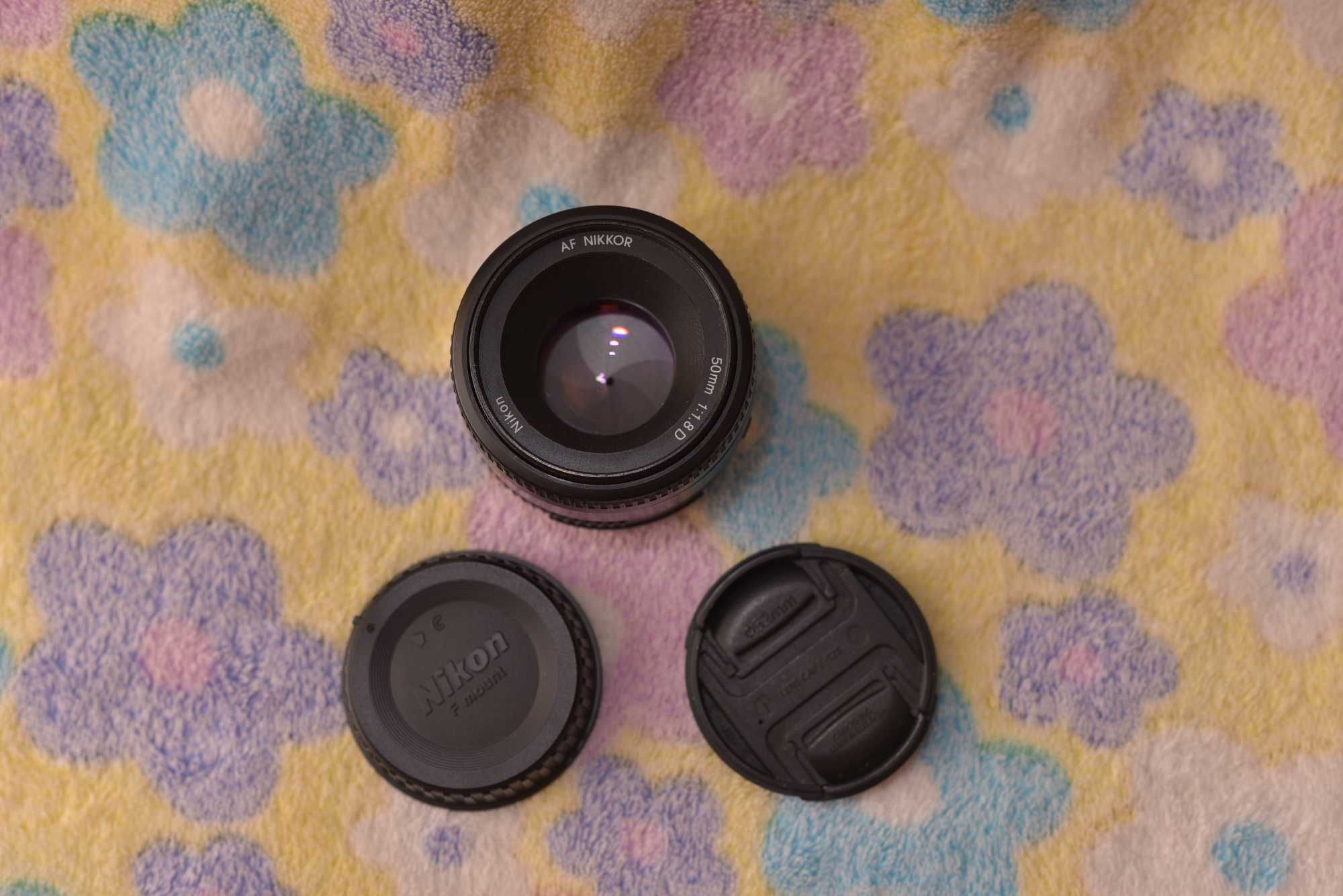 Карта памяти SD 64GB U3 V30 и зеркальный фотоаппарат Nikon.