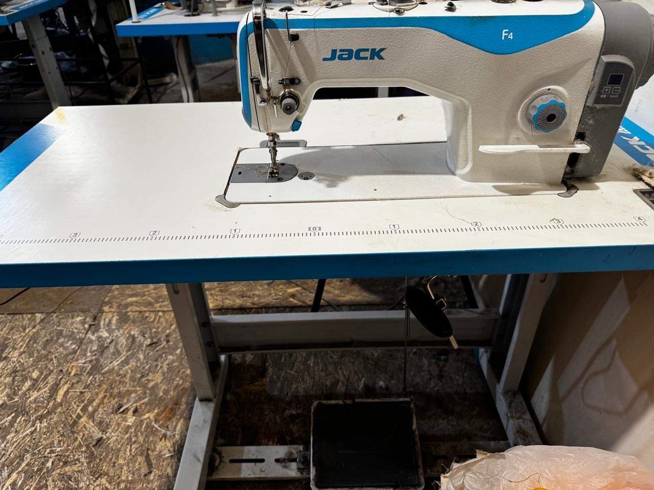 Срочно продается швейная машинка jack f4 со столом -2шт