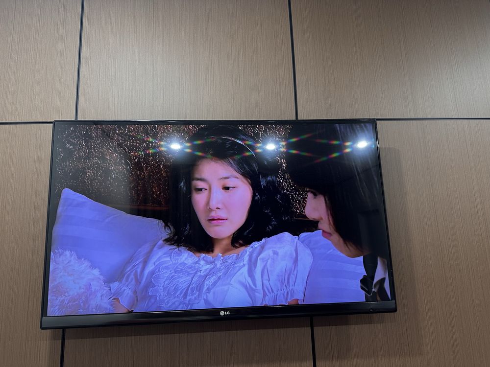 Продам телевизор LG ширина 107. Высота 64