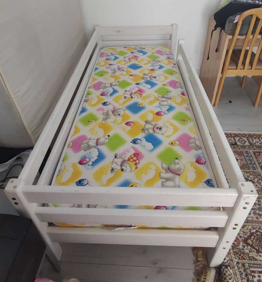 Продам детскую кровать с матрасом (В отличном состояний.)
