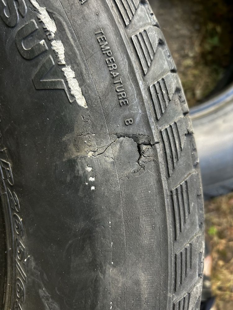 Продаю резину Roadstone 265/55/17 3 целых 1 с заплаткой