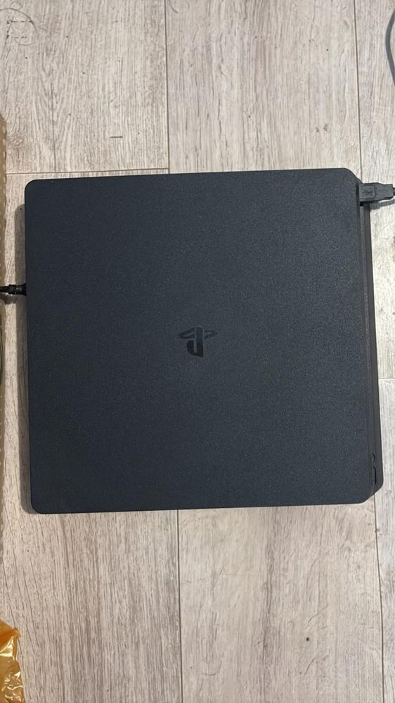 Срочно продам Playstation 4 Slim