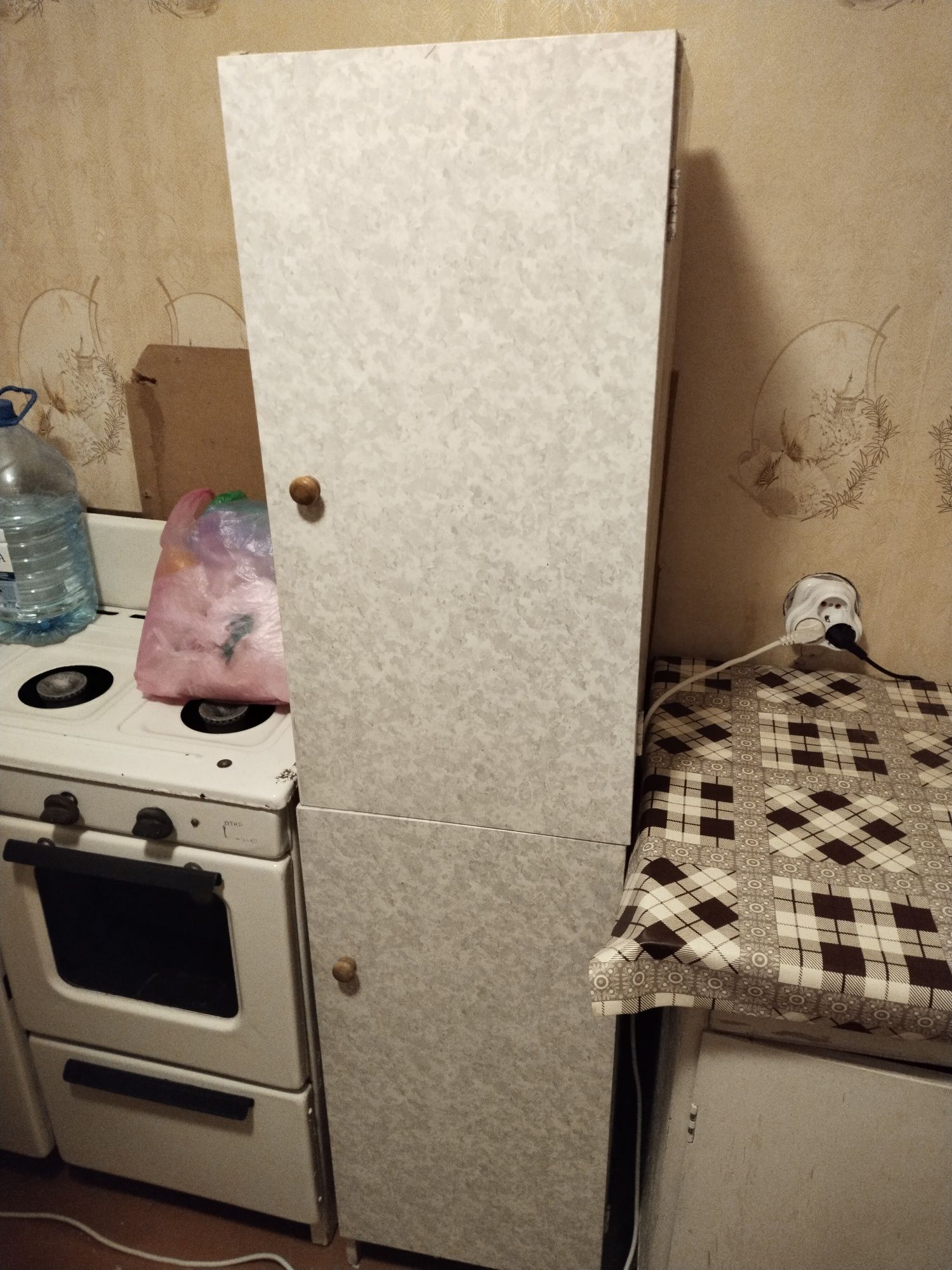 Кухонный стол шкаф и пенал.