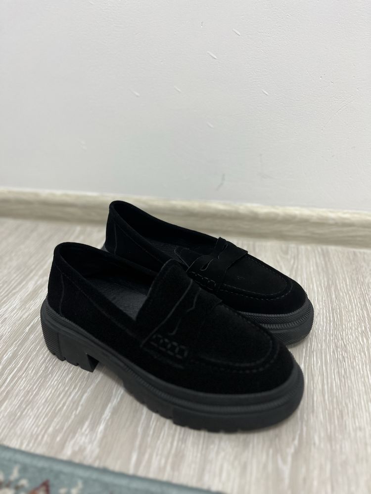 Продам лоферы черные