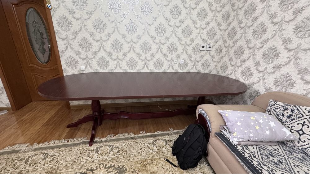 Стол большой для гостей