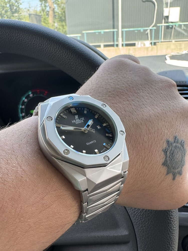 продам часы Hublot в титановом корпусе
