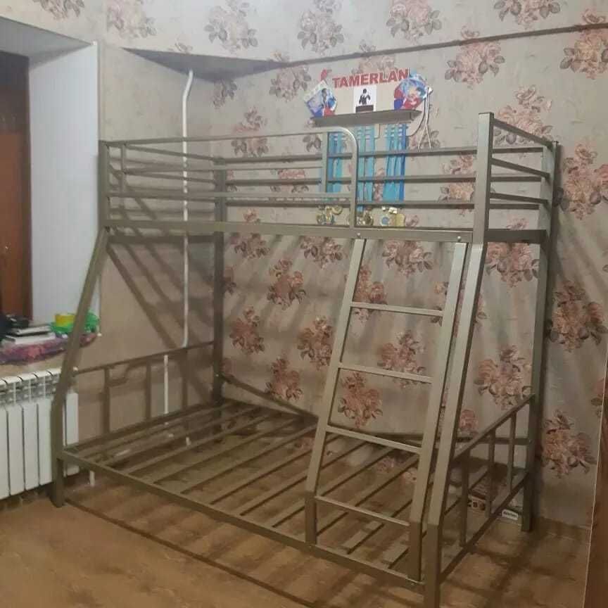 Металлическая двухъярусная кровать (двухярусная). Доставка бесплатно.