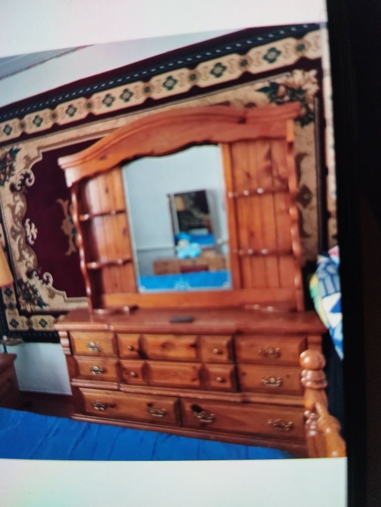 Спальный гарнитур бу состоит из кровати,2 тумбочек, зеркало,комод