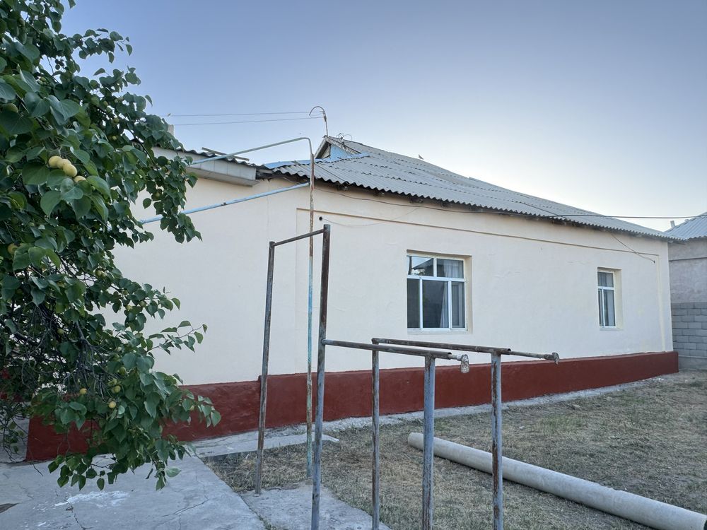 Срочно үй сатылады. Бағасы келісімді. Саудасы бар. Барлық зат қалады