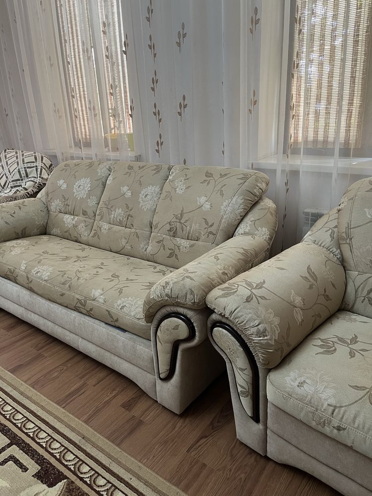 Продается диван с двумя креслами