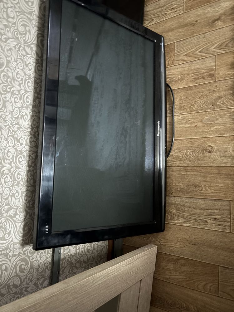 Два рабочих нахрдится в заречном