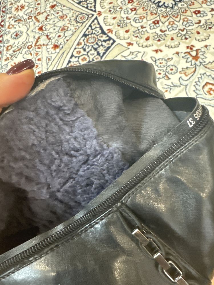 Продам зимние сапоги. Теплые, красивая модель.
