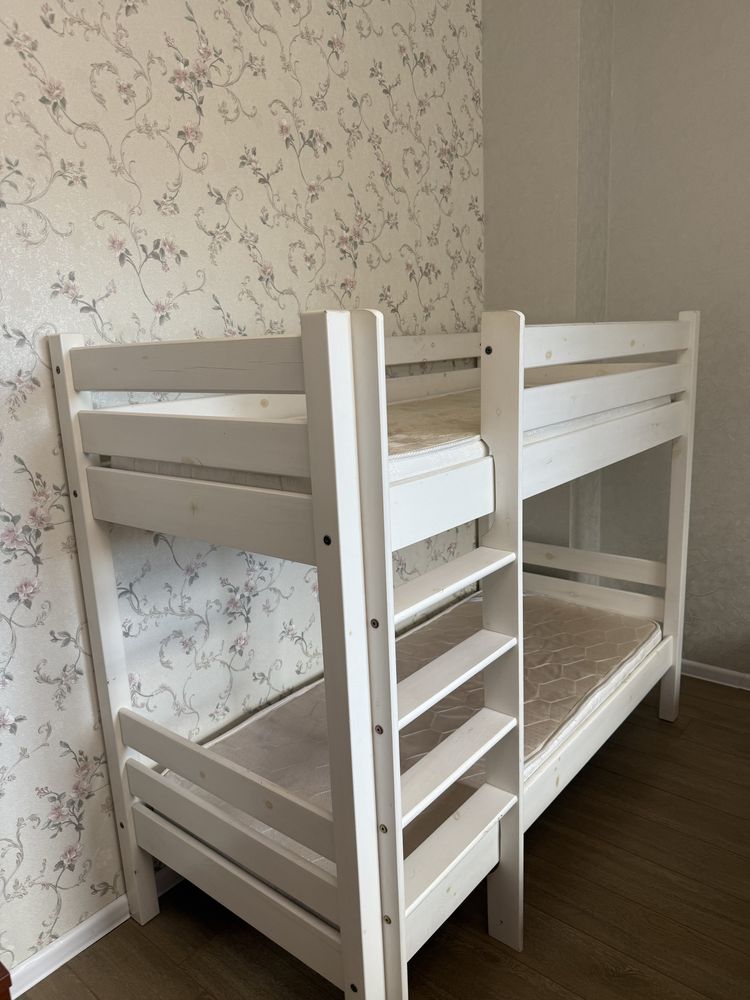 Продается двухяростная кровать IKEA , состояние отличное