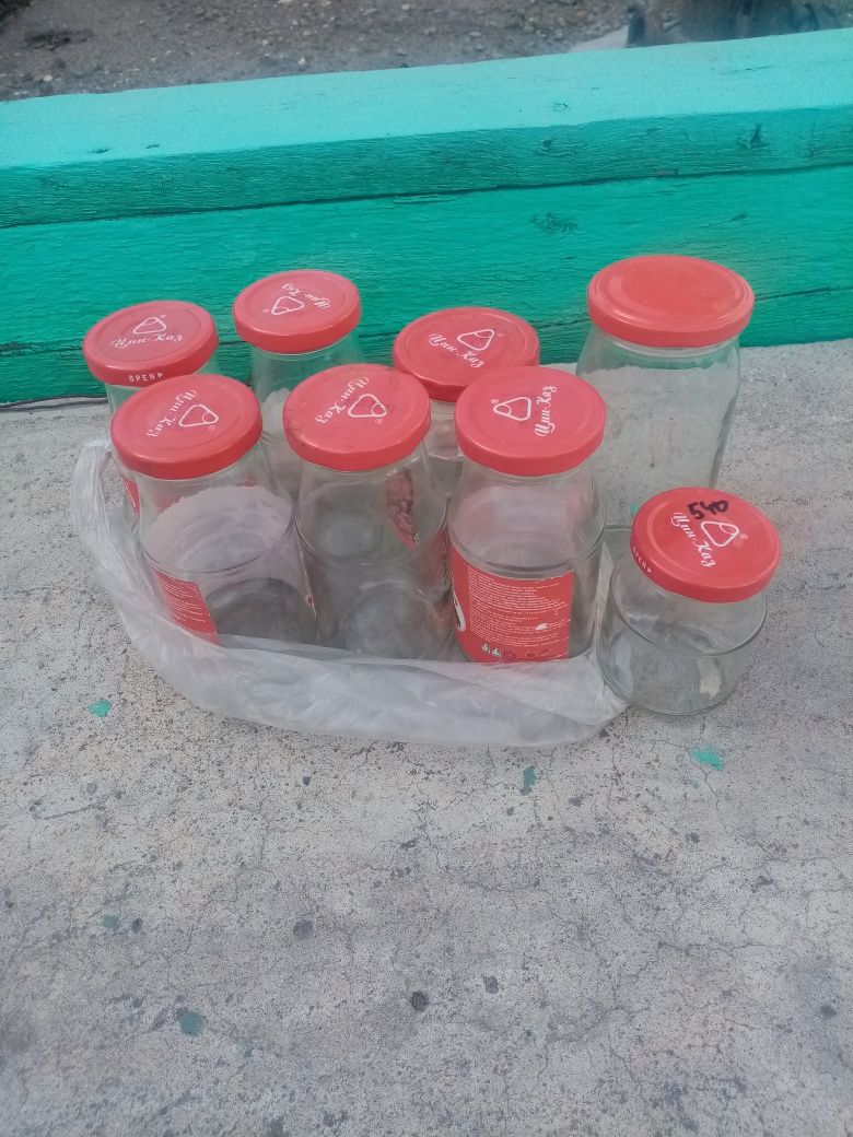 Продам бутылки и банки.