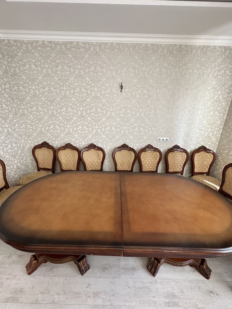 Продам стол в гостиную из красного дерева.  В хорошем состояний.