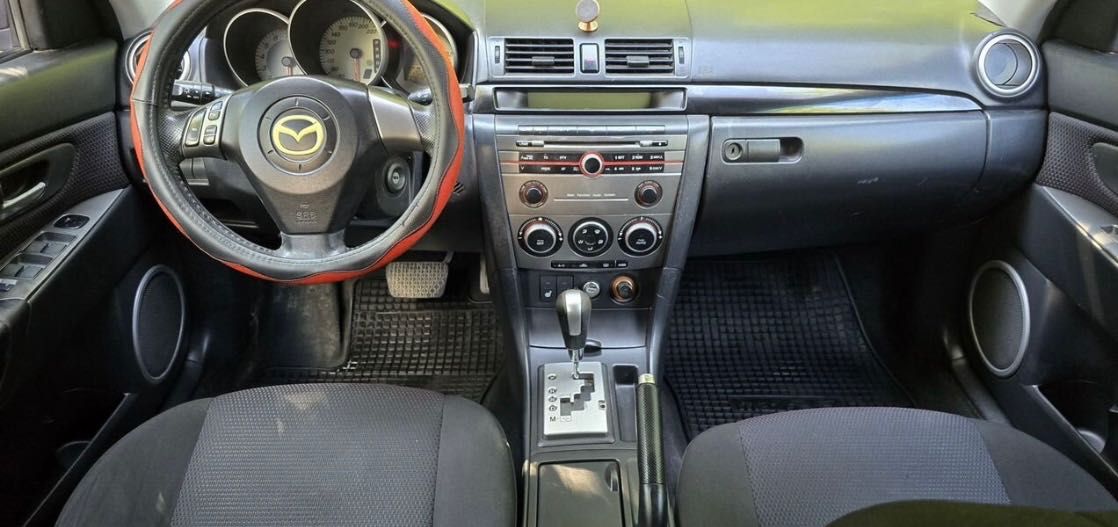 Mazda три в отличном состоянии