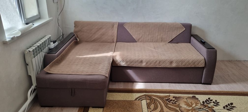 Диван спальни почти новыи длина 1.70.ширина 2.70 продам отличное состо